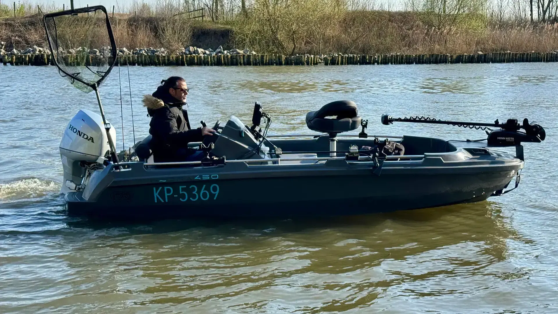 Hydra 450 Pesca navegando en un río con un pescador a bordo
