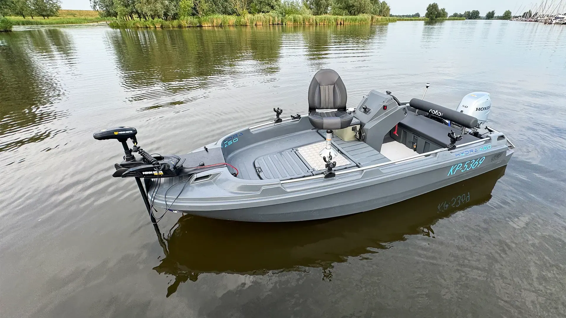 Hydra 450 Pesca fondeada en un río, con motor eléctrico de proa