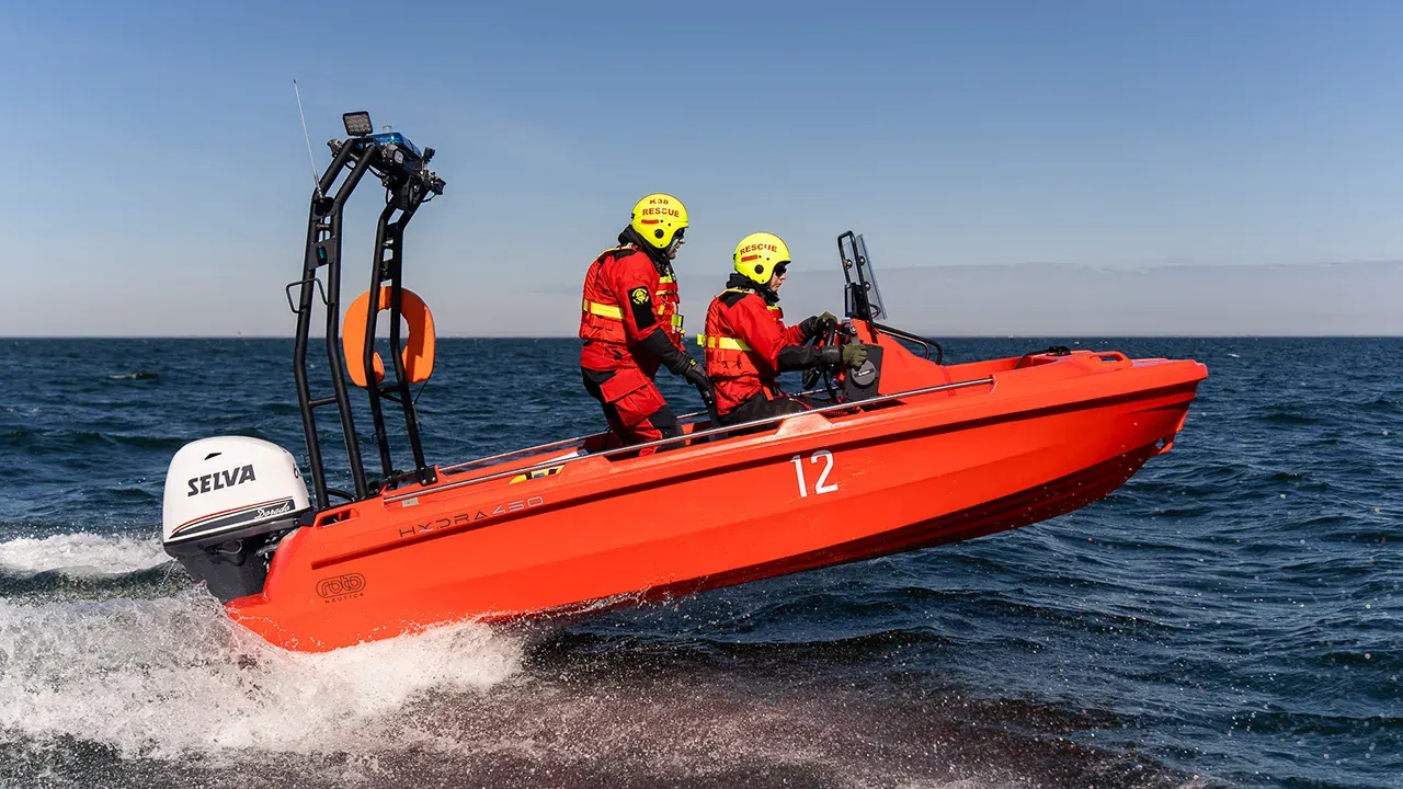 Hydra 450 Rescate saltando sobre las olas con dos tripulantes de rescate a bordo