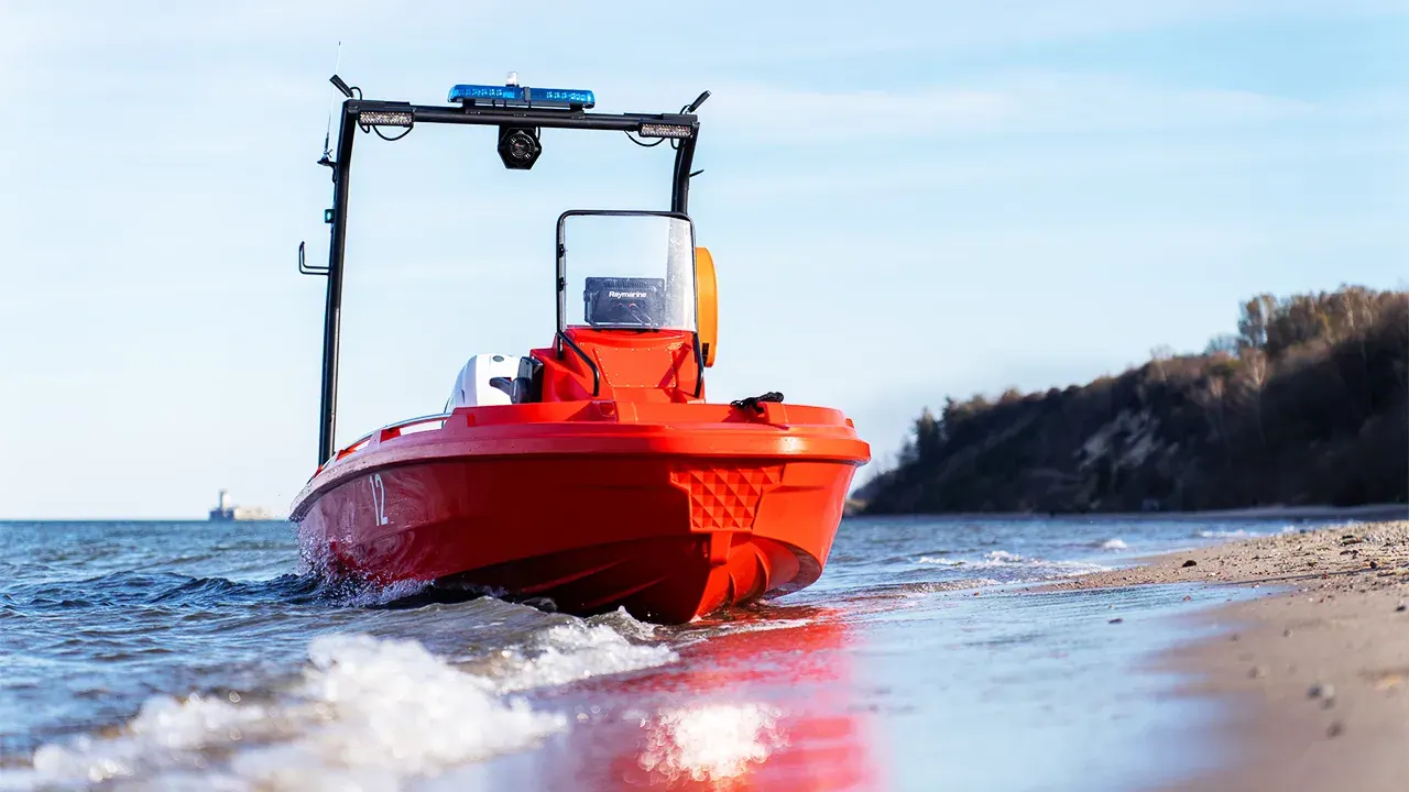 Hydra 450 Rescate con consola delantera varada en una playa