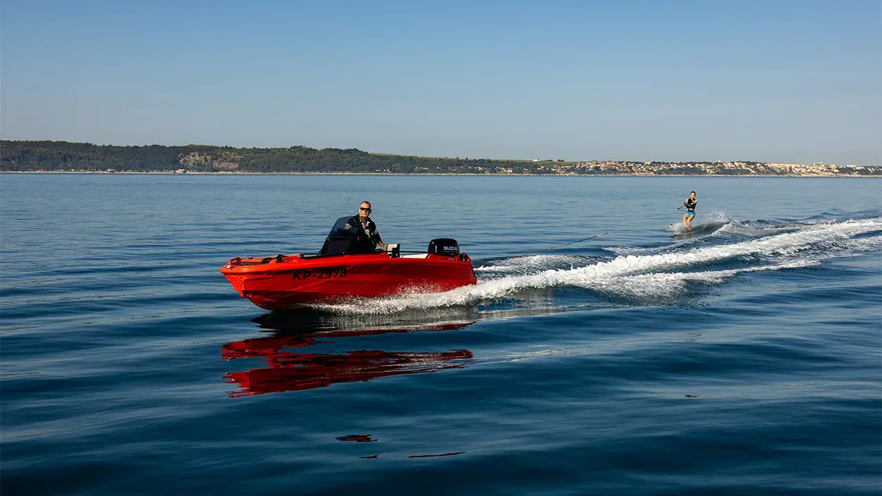 Hydra 460 Familiar en rojo Scuderia remolcando a un esquiador acuático