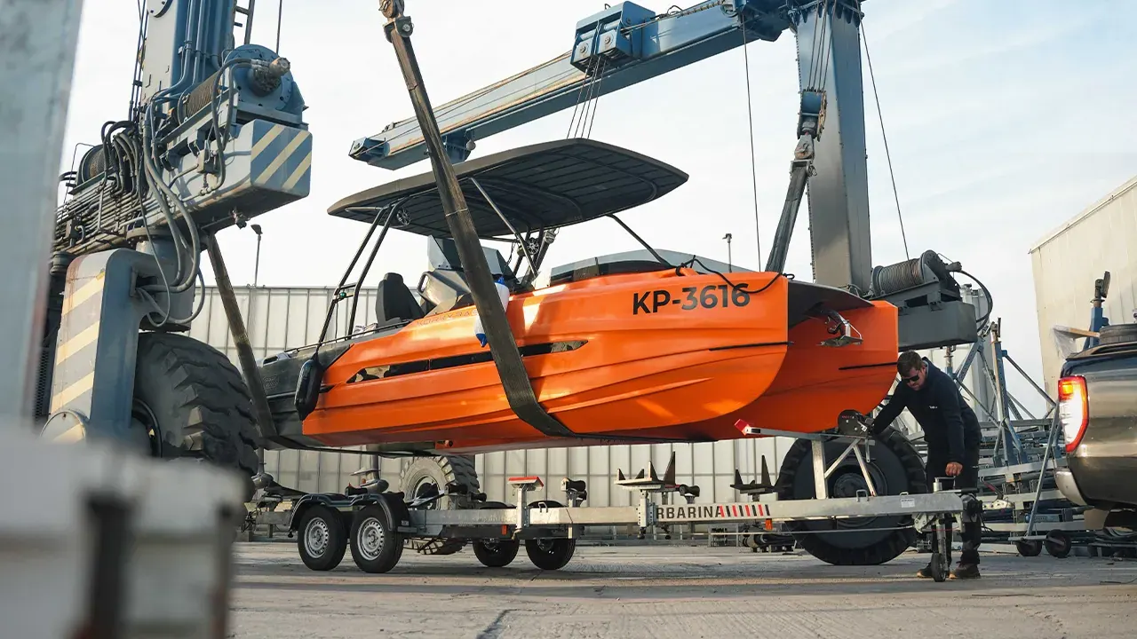 Korkyra 650 Pro siendo transportada en remolque