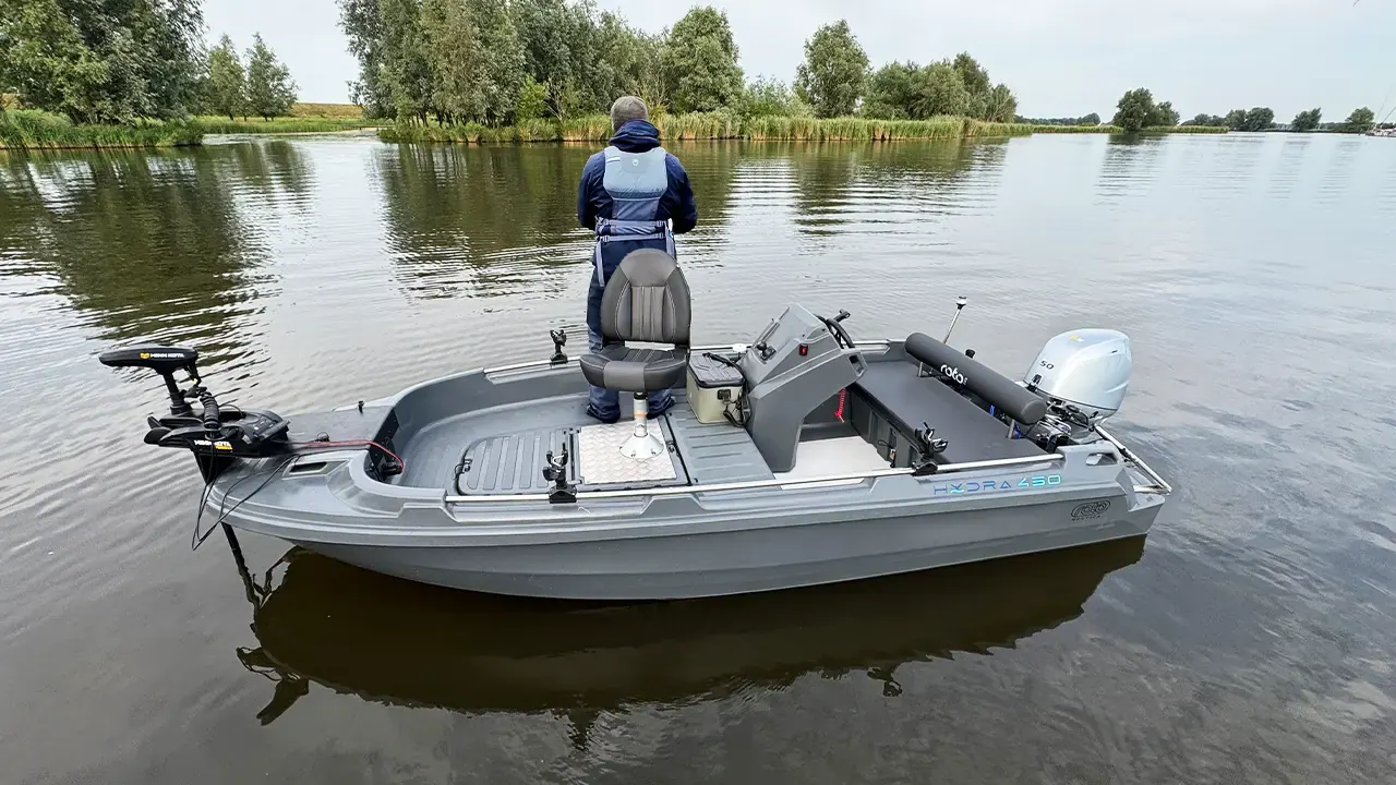Hydra 450 Pesca fondeada en un río, con un pescador de pie a bordo