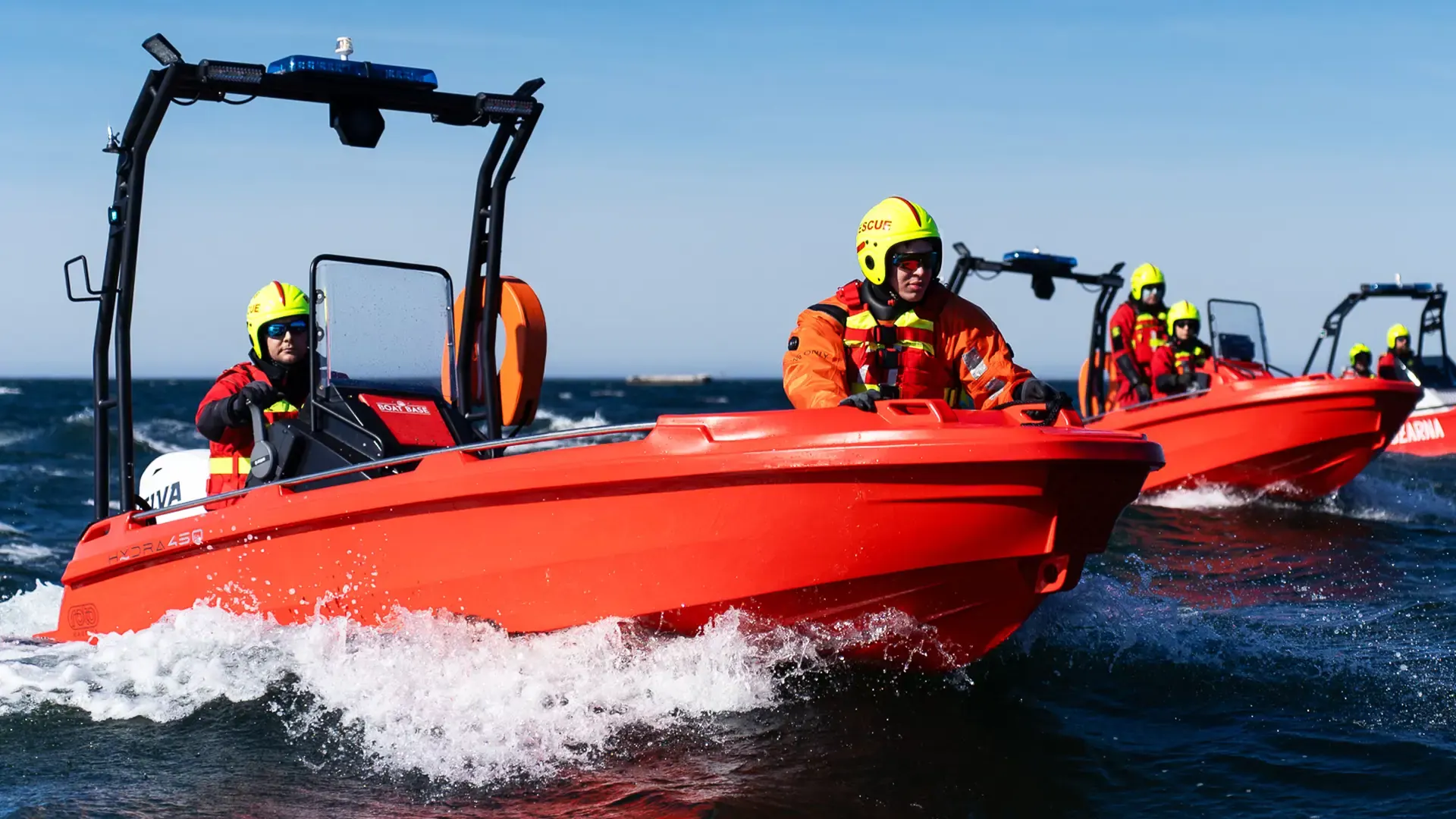 Hydra 450 Rescate en servicio, equipada con T-top y luces de intervención