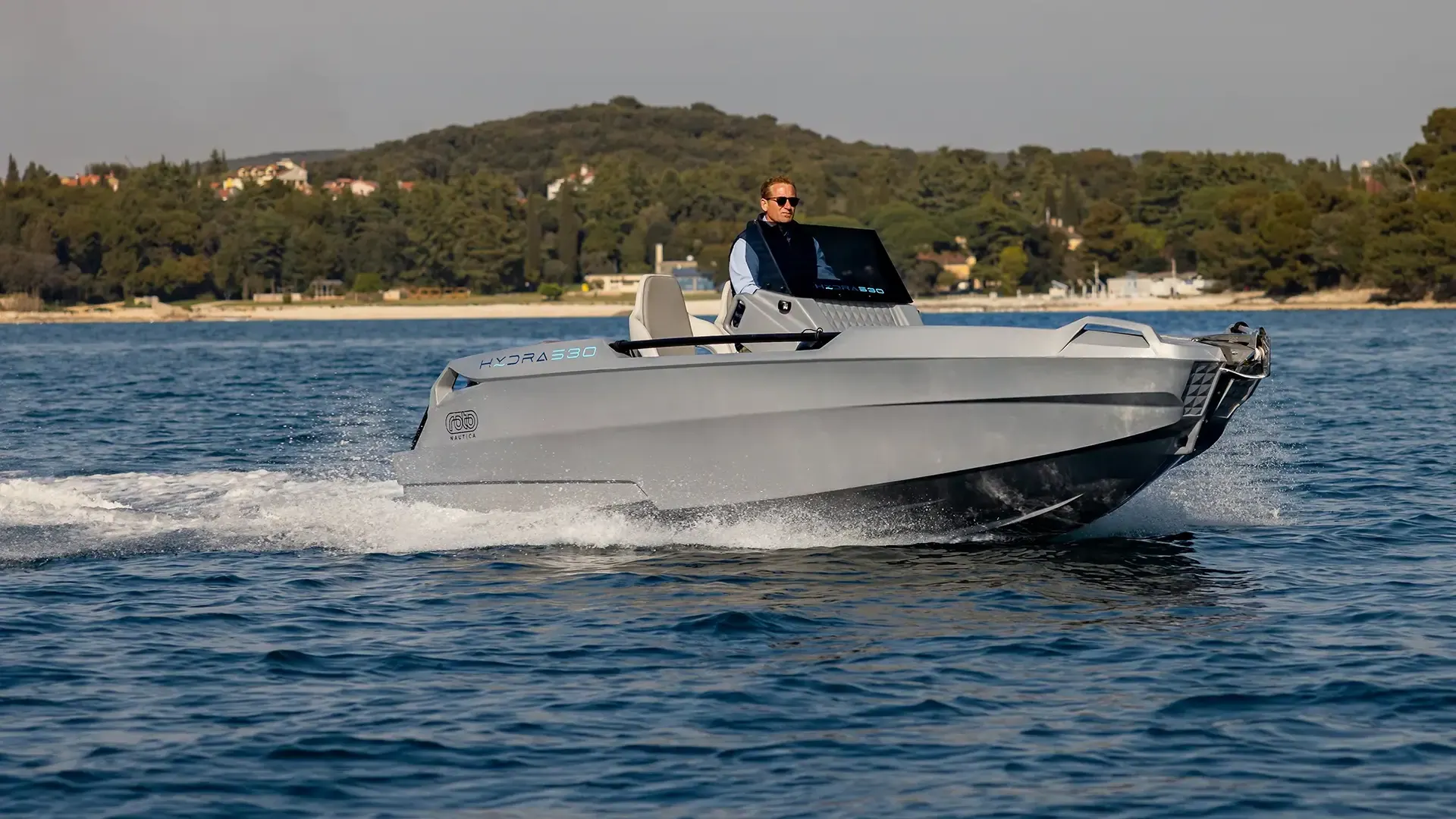 Hydra 530 navegando a toda velocidad, mostrando el casco de una sola pieza sin juntas