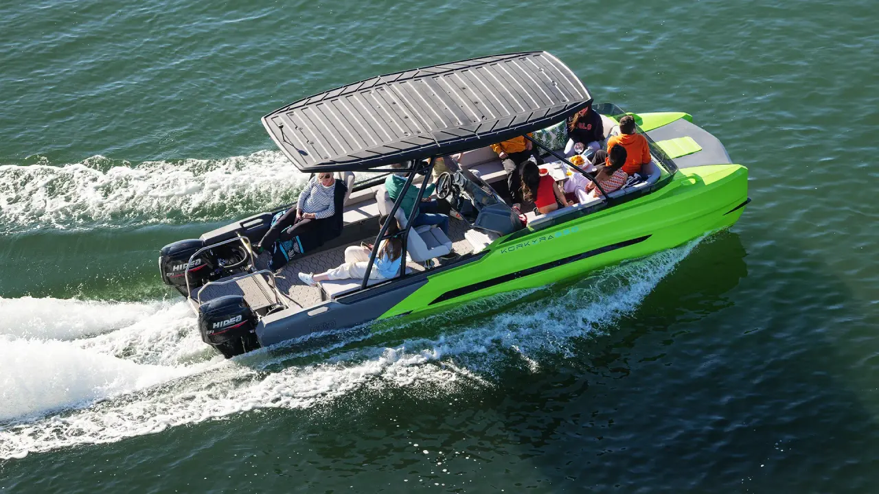 Korkyra 650 navegando con varios tripulantes disfrutando a bordo
